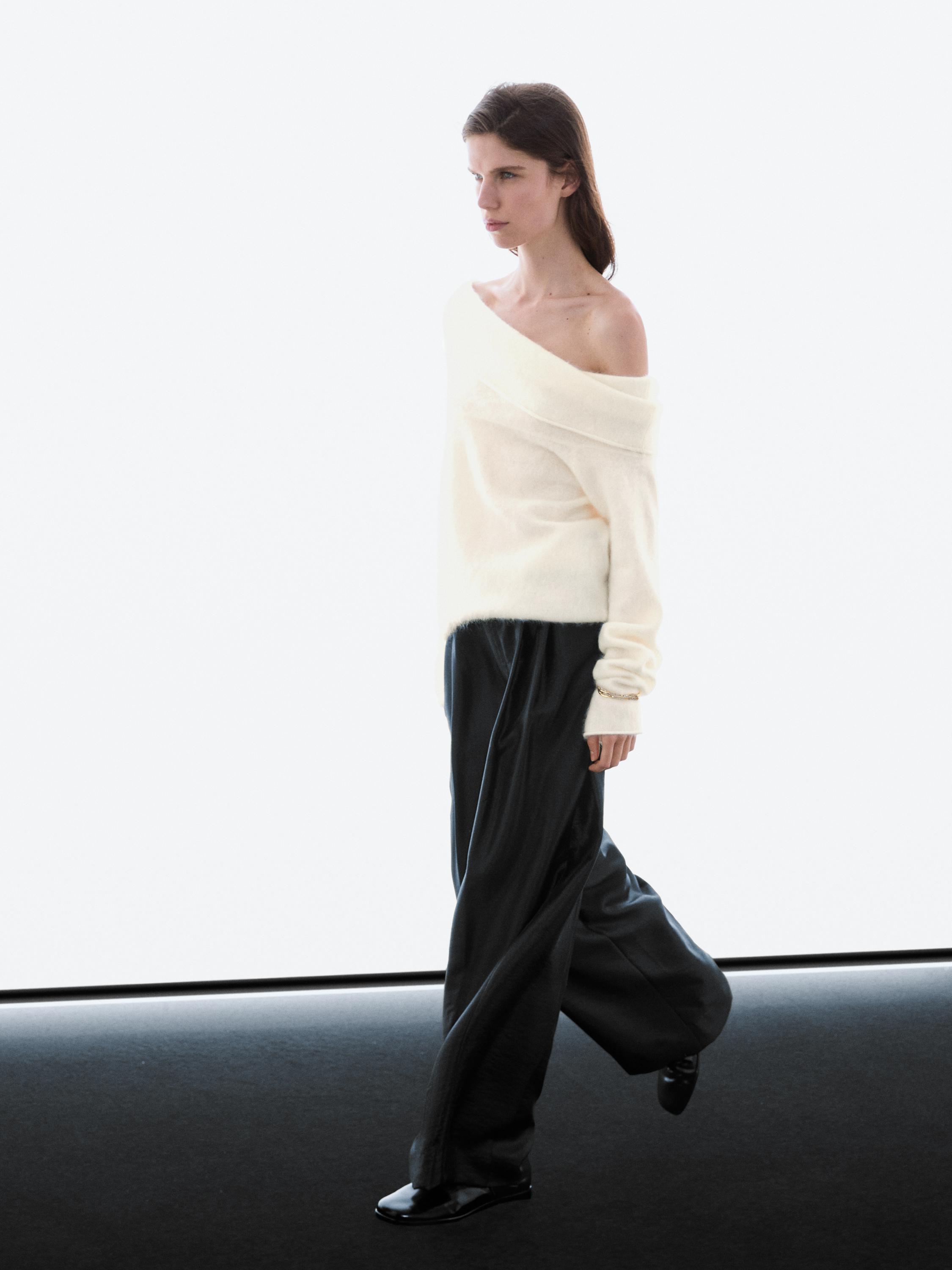 Wide-leg voluminous trousers with darts